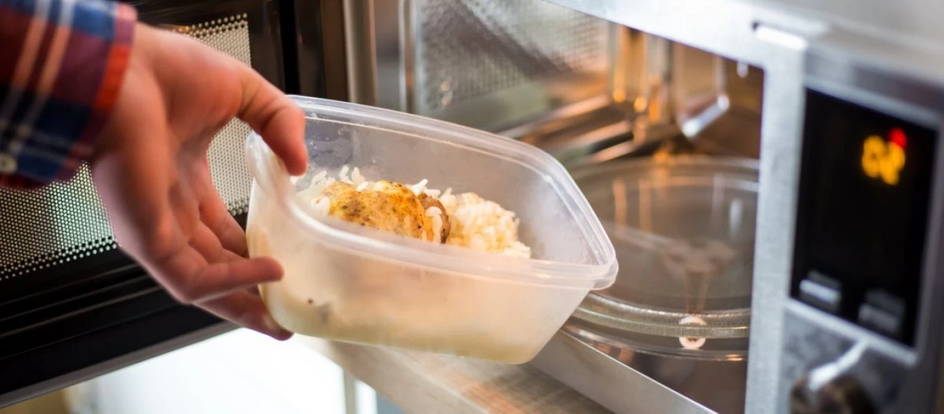 Αυτά είναι τα τρόφιμα που απαγορεύεται να βάλετε στον φούρνο μικροκυμάτων